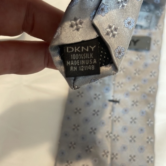 DKNY SILVER AMD BLUE MEN’s tie 60”L x 3.5” W - Picture 4 of 4